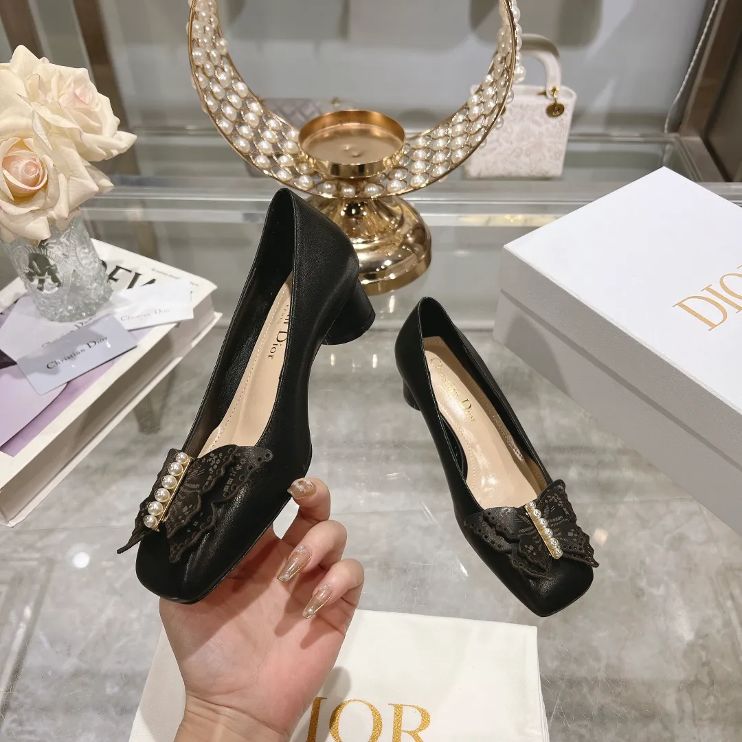 👟👟Ex-factory price 560👟👟 2024 early spring new style ◼️Dior ◼️Dior spring and summer latest fashion show haute couture series sandals Bow Mary Jane ——— Ldylle retro Roman style doll women's sandals CD pearl five metal buckle bow low-heeled women's single shoes Original development top high-end version Material: imported cow patent leather upper + water-dyed sheepskin lining + original molded pearl buckle + Italian genuine leather outsole Size: 34-40 (34.40. Customization is non-refundable and non-exchangeable) Heel height: 4.5cm 8.5cm
